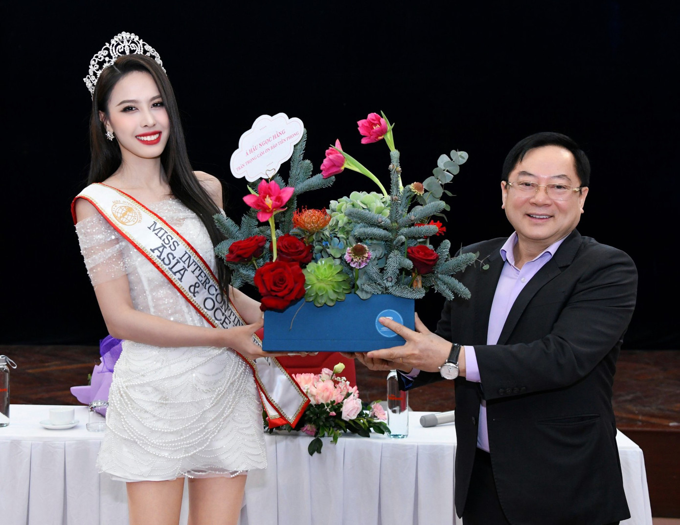 Đến thăm báo Tiền Phong, Ngọc Hằng đã gửi tặng lẵng hoa để tri ân cuộc thi sắc đẹp là bệ phóng giúp cô có thành tích như hôm nay. Bên cạnh đó, cô cũng được nhà báo Lê Xuân Sơn tặng hoa để chúc mừng thành tích đã đạt được ở cuộc thi Hoa hậu Liên lục địa 2023.