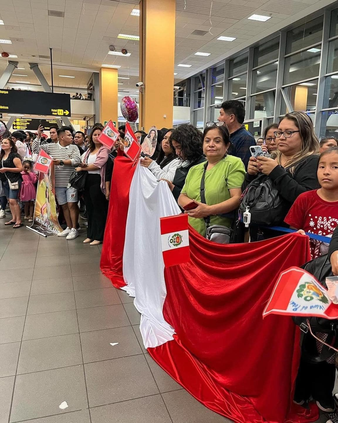 Người dân mang theo cờ, hoa, băng rôn tới sân bay để chào đón Luciana.