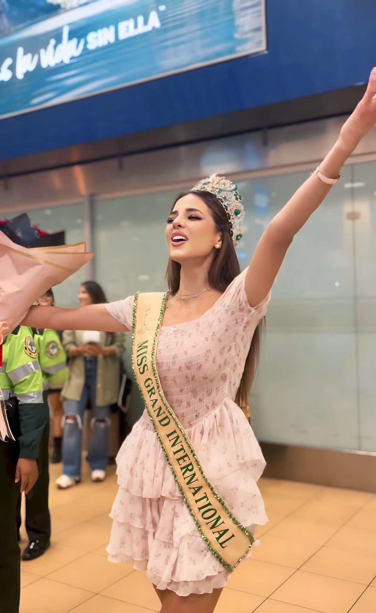 Người đẹp xúc động trước tình cảm của fan tại quê nhà.