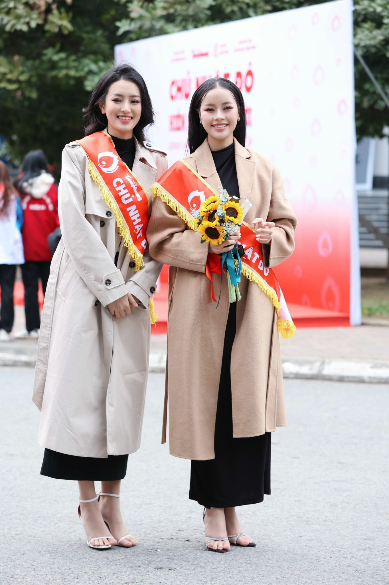 Á hậu Miss World Vietnam 2023 Đào Thị Hiền cũng có mặt ở Đại học Bách Khoa từ sáng sớm để dự sự kiện Chủ Nhật Đỏ 2024. Cô cho biết đã tham gia hiến máu nhiều lần ở trường khi là sinh viên. Người đẹp từng tham gia nhiều hoạt động từ thiện, xã hội của đoàn trường nên hào hứng với không khí sôi động mà các bạn sinh viên mang lại cho Chủ Nhật Đỏ 2024.