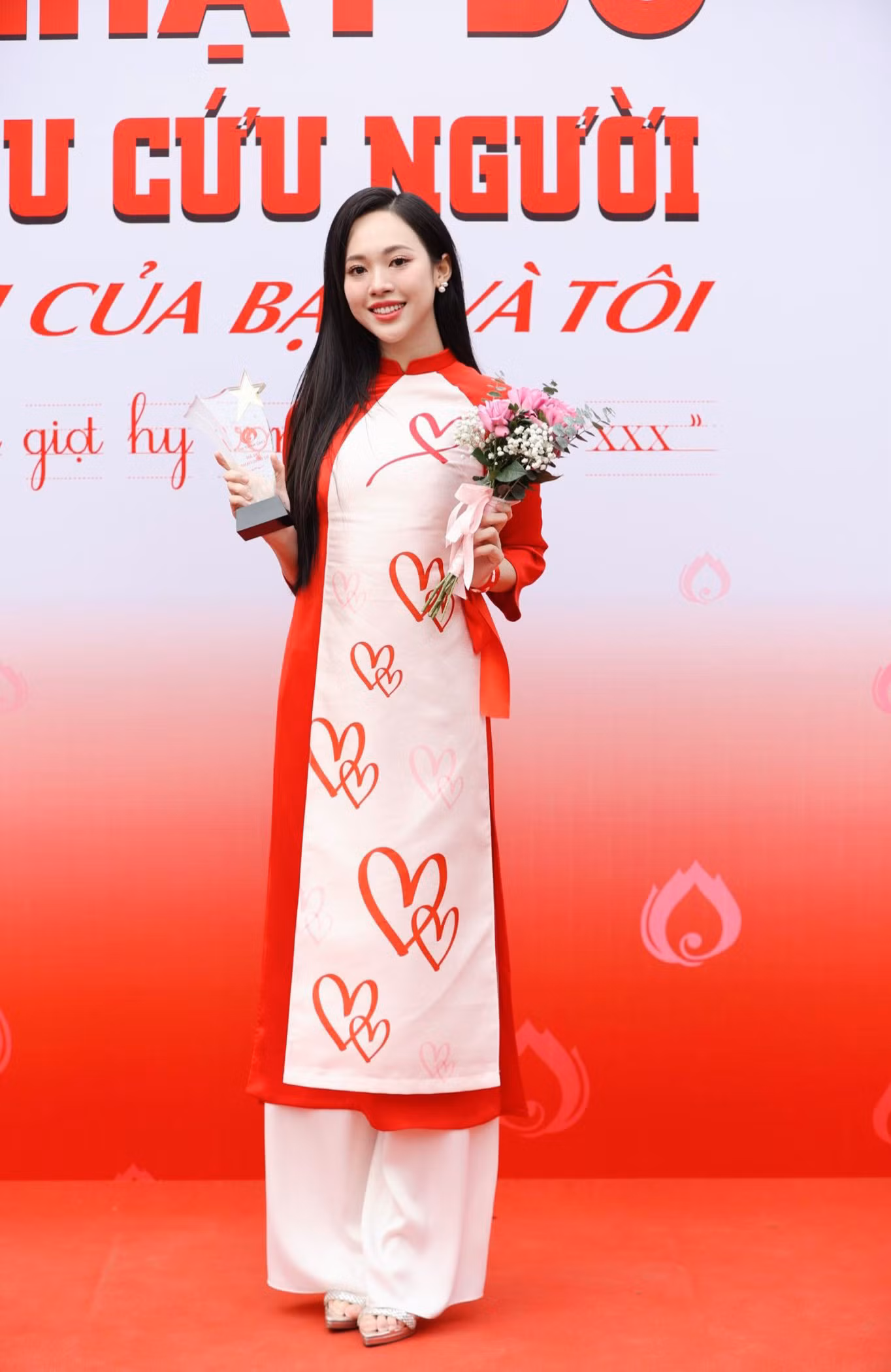 Á hậu Việt Nam 2022 Trịnh Thùy Linh cũng diện bộ áo dài đặc biệt do Hoa hậu Ngọc Hân thiết kế. Họa tiết trên áo dài là những trái tim, tượng trưng cho nghĩa cử hiến máu cao đẹp. Bên cạnh đó là hình ảnh những bàn tay cùng biểu tượng của các nhóm máu được đặt ở vị trí trái tim.