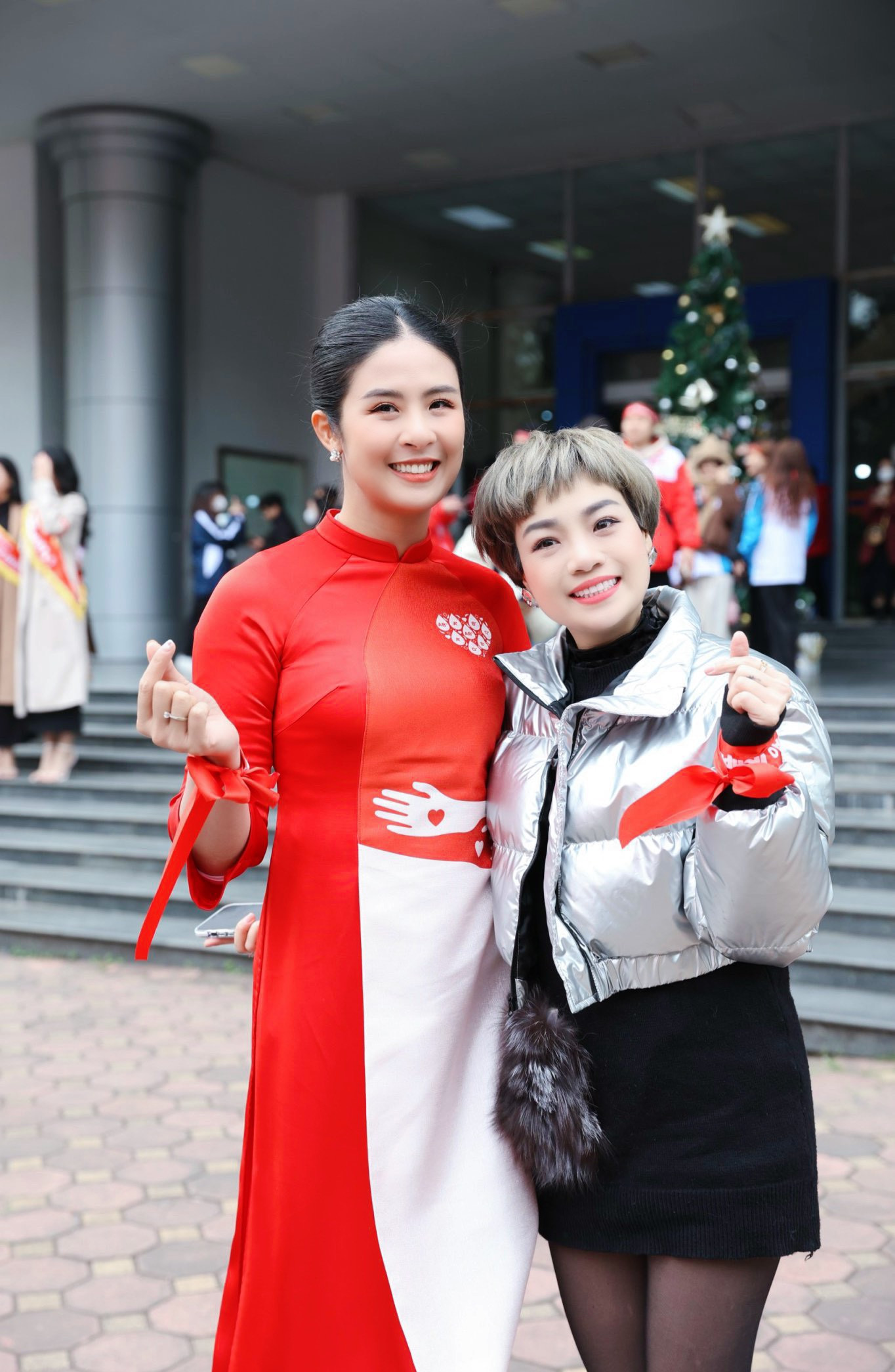 Hoa hậu Ngọc Hân hội ngộ ca sĩ Ngọc Khuê ở sự kiện.