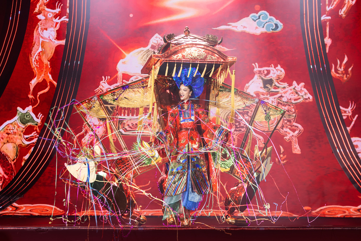 38 bộ trang phục đại diện cho những màu sắc văn hóa đặc trưng của từng vùng miền Việt Nam được trình diễn trên sân khấu hoành tráng của Đà Lạt.