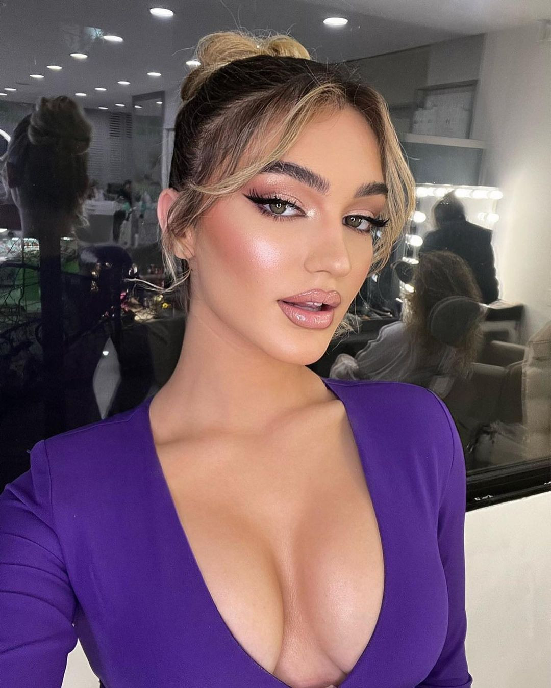 Người đẹp Albania năm nay tròn 18 tuổi, là sinh viên ngành Quản lý Du lịch và là người mẫu ở quê nhà.