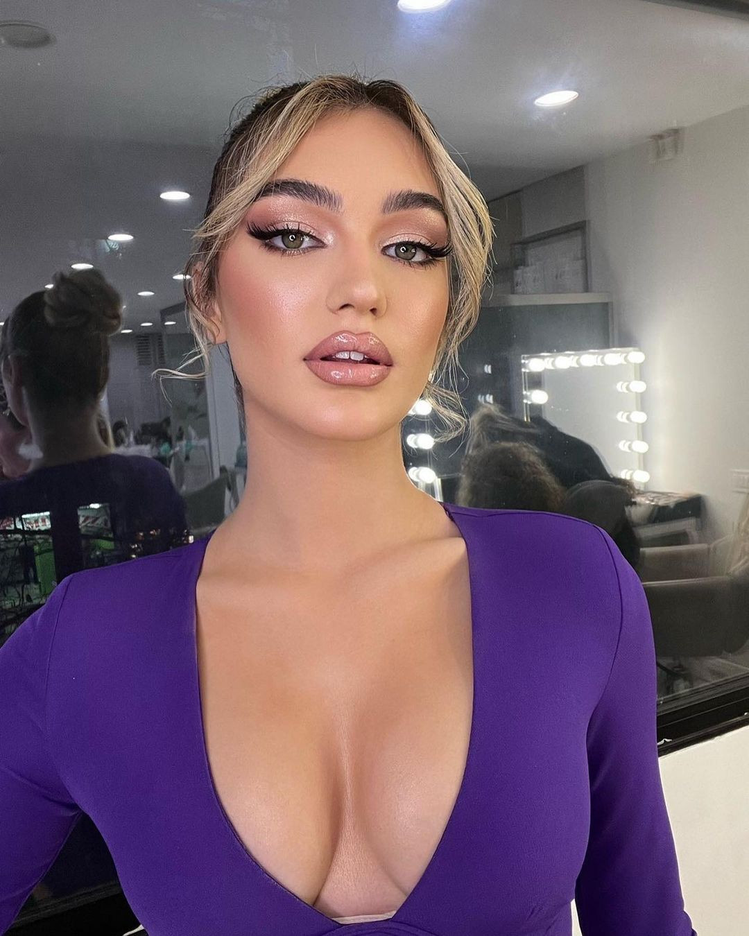 Người đẹp Albania năm nay tròn 18 tuổi, là sinh viên ngành Quản lý Du lịch và là người mẫu ở quê nhà.