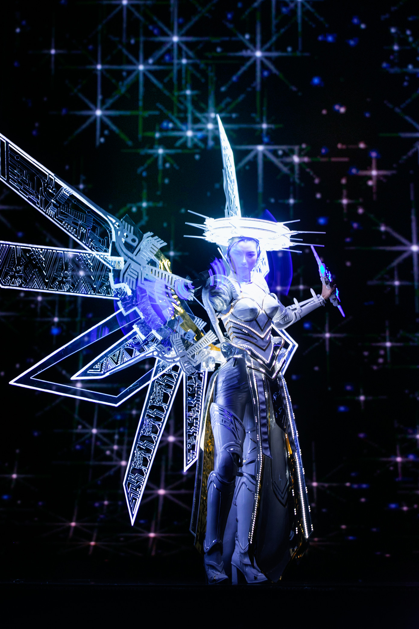 Thí sinh Hoàng Thị Nhung trình diễn trang phục lấy cảm hứng vị lai. Người đẹp nhận được sự hỗ trợ của ê-kíp để hiệu ứng đèn led trên trang phục phát sáng. Tuy nhiên, do ánh sáng bị lỗi nên màn trình diễn của cô không được như ý.