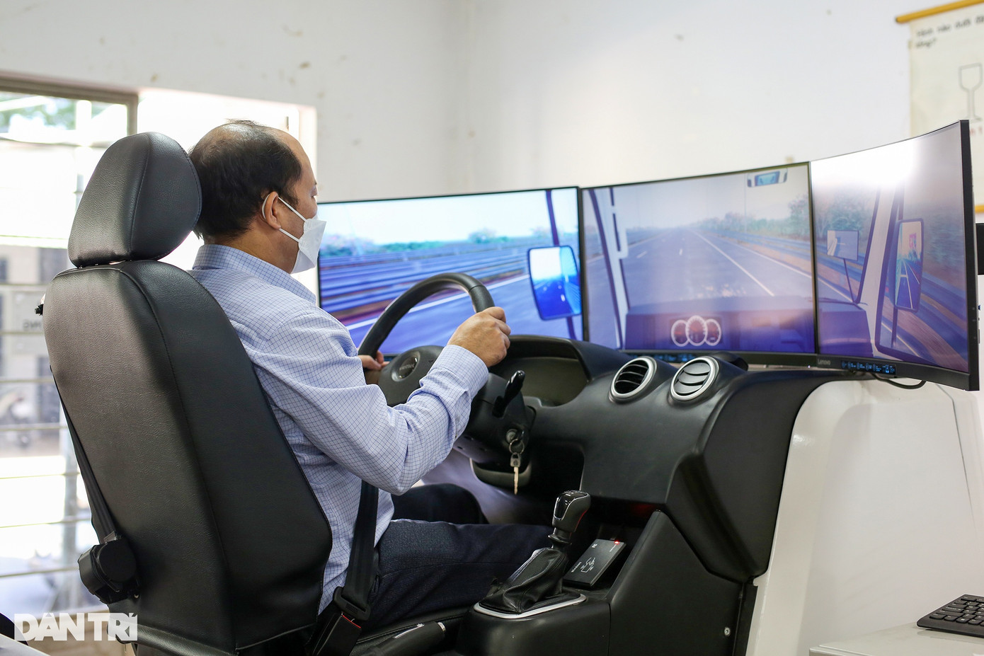 Học viên đang học phần cabin tại Trung tâm sát hạch lái xe Củ Chi (Ảnh: An Huy). Học viên đang học phần cabin tại Trung tâm sát hạch lái xe Củ Chi (Ảnh: An Huy).