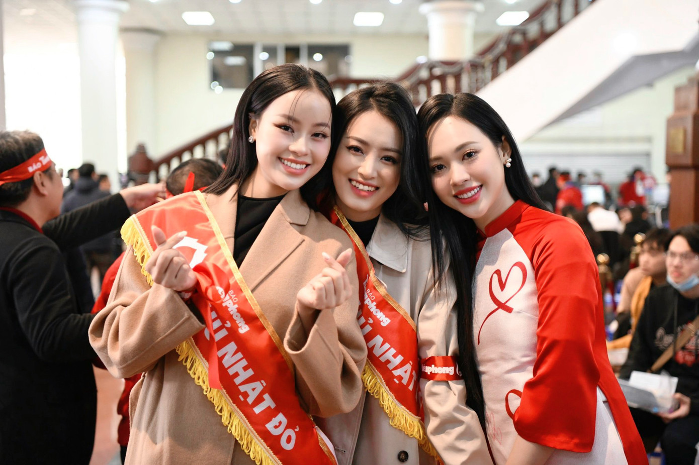 Các hoa, á hậu vui mừng khi gặp gỡ NSND Minh Hòa ở Chủ Nhật Đỏ 2024. Có thể nói phong trào hiến máu tình nguyện do Chủ Nhật Đỏ khởi xướng đã lan tỏa tới mọi tầng lớp.