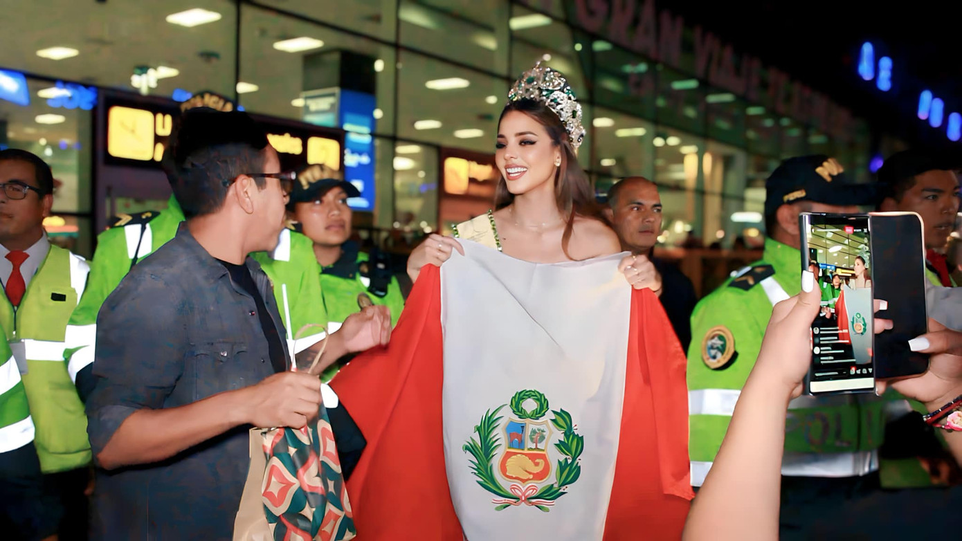 Ngày 19/12, đương kim Hoa hậu Hòa bình Quốc tế Luciana Fuster đã trở về quê nhà Peru sau hai tháng đăng quang. Người đẹp được hàng nghìn khán giả chào đón tại sân bay.