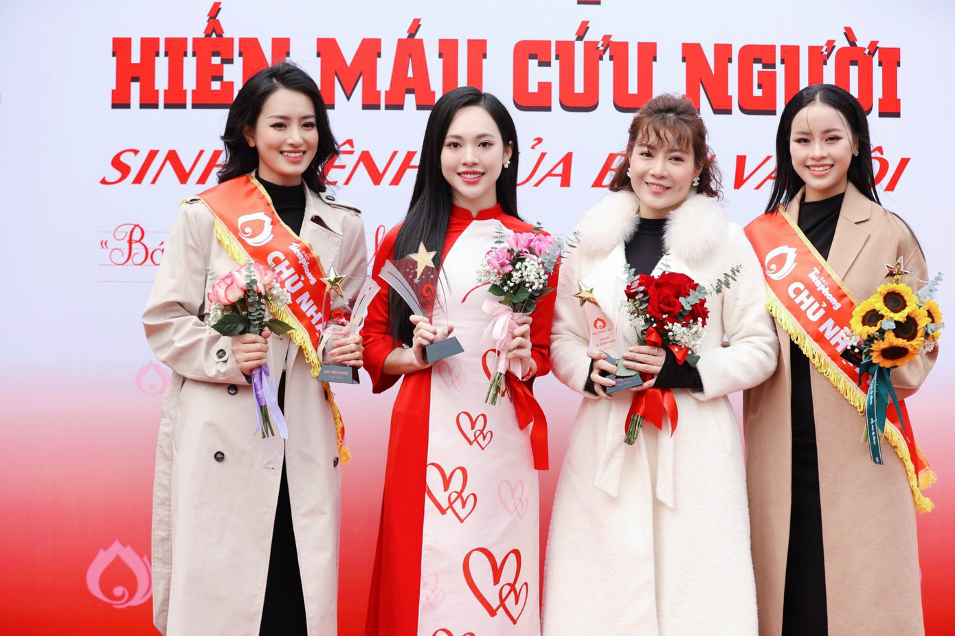 Dàn hoa hậu, á hậu chụp ảnh lưu niệm cùng diễn viên Thanh Hương ở sự kiện.