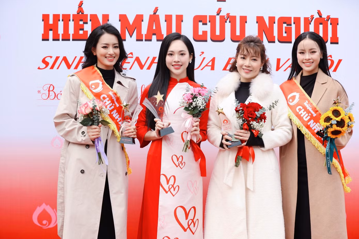 Dàn hoa hậu, á hậu chụp ảnh lưu niệm cùng diễn viên Thanh Hương ở sự kiện.