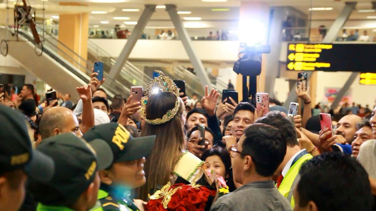 Rất đông người hâm mộ đã có mặt ở sân bay để chào đón Luciana. Cô là niềm tự hào của người dân Peru khi mang về chiếc vương miện Miss Grand International thứ 2 cho quốc gia này kể từ sau thành tích của người đẹp Maria Jose lập được vào năm 2017.