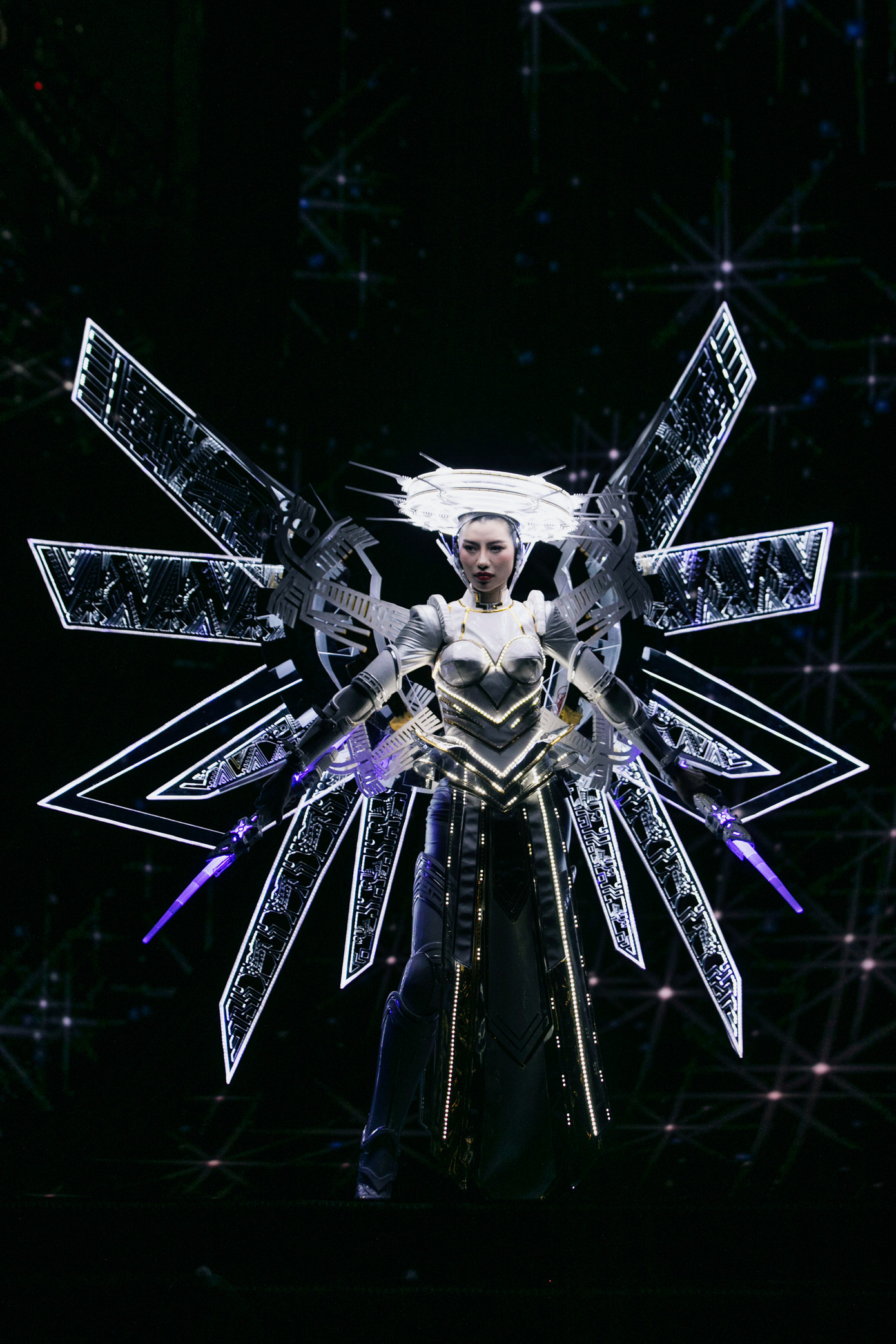 Thí sinh Hoàng Thị Nhung trình diễn trang phục lấy cảm hứng vị lai. Người đẹp nhận được sự hỗ trợ của ê-kíp để hiệu ứng đèn led trên trang phục phát sáng. Tuy nhiên, do ánh sáng bị lỗi nên màn trình diễn của cô không được như ý.