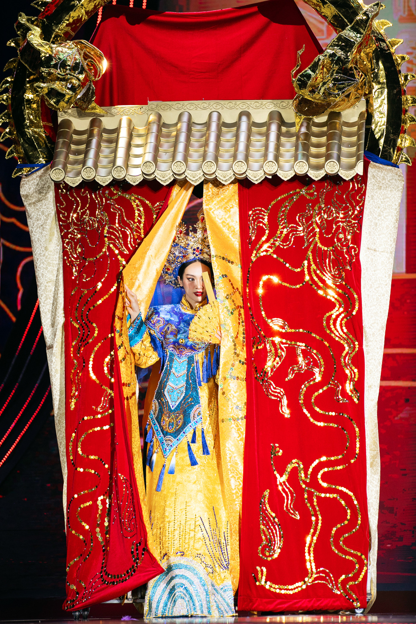 Nhiều thí sinh cũng gặp sự cố trong phần trình diễn của mình. Thí sinh Vũ Thúy Quỳnh trình diễn trang phục lấy cảm hứng từ tín ngưỡng hầu đồng. Khi bước ra từ kiệu, Vũ Thúy Quỳnh bị vướng mũ vào rèm một lúc lâu khiến cô bối rối.