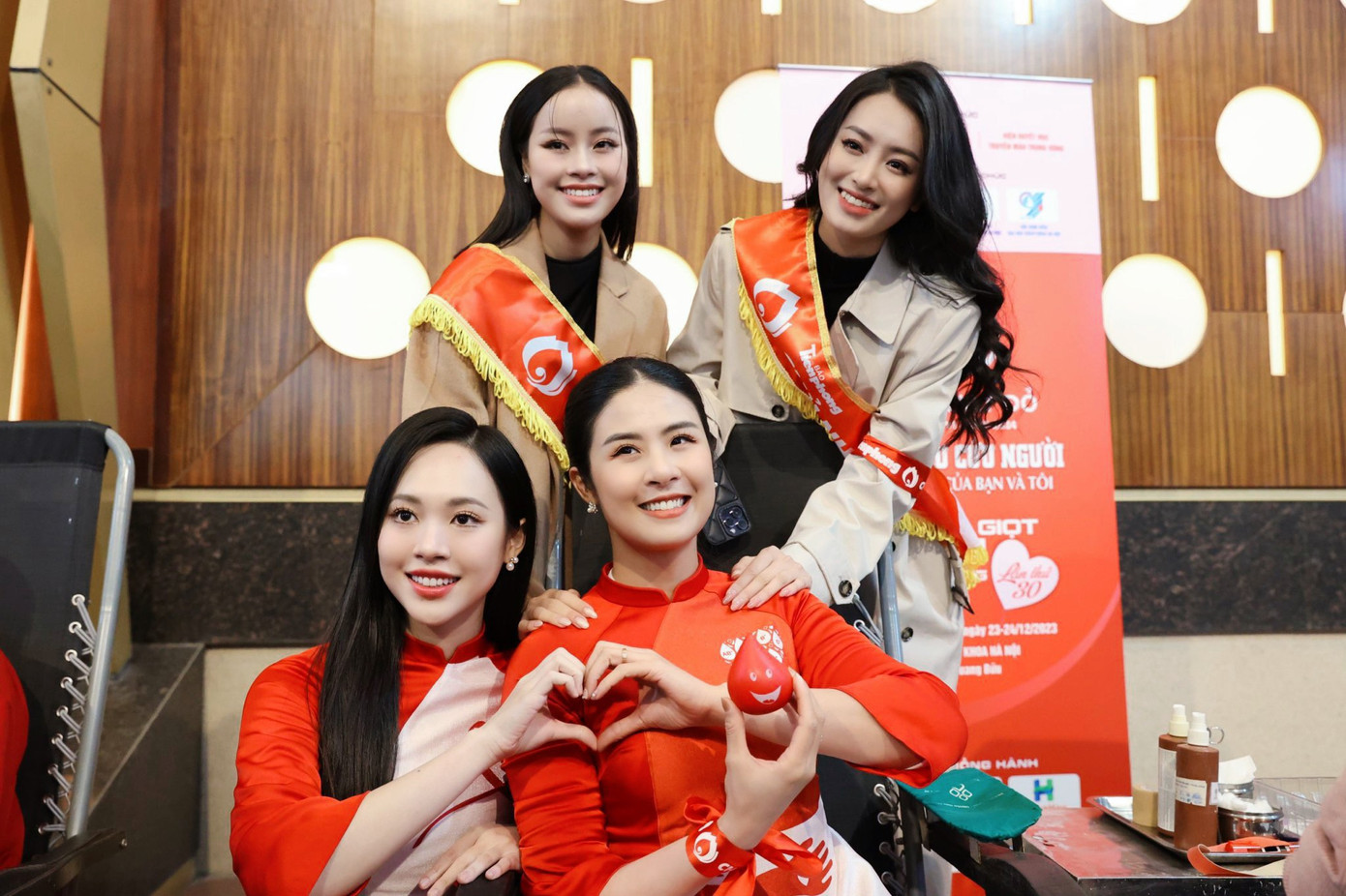 "Tôi đã dành dụm, chắt chiu những giọt máu của mình để hiến ở sự kiện Chủ Nhật Đỏ lần này. Đặc biệt, sự kiện năm nay lại trùng với dịp Noel nên hành động này càng ý nghĩa hơn. Hy vọng hành động của tôi có sức lan tỏa tới các bạn trẻ", cô nói.