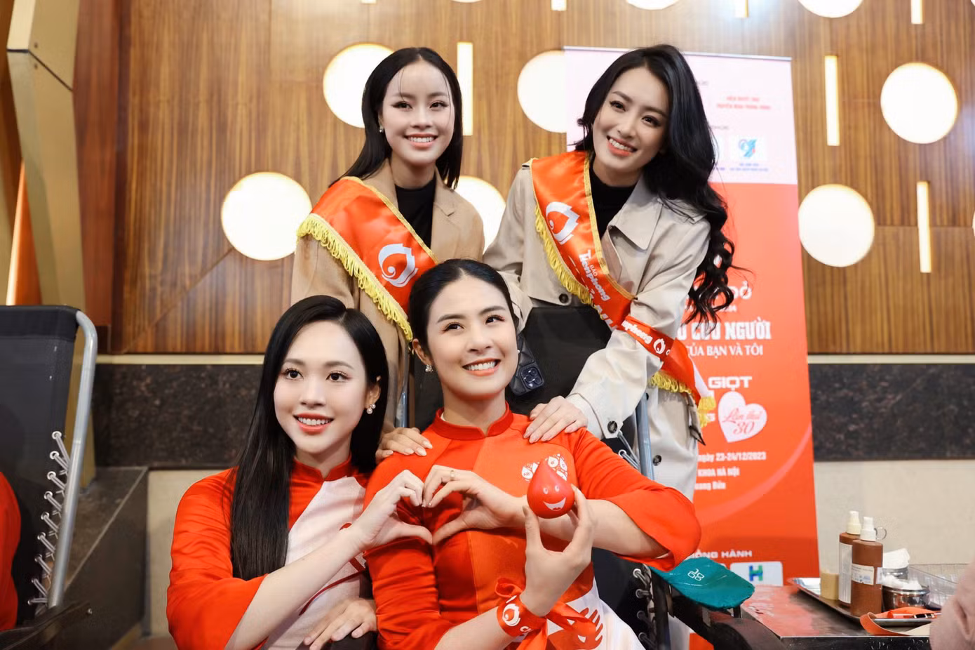 "Tôi đã dành dụm, chắt chiu những giọt máu của mình để hiến ở sự kiện Chủ Nhật Đỏ lần này. Đặc biệt, sự kiện năm nay lại trùng với dịp Noel nên hành động này càng ý nghĩa hơn. Hy vọng hành động của tôi có sức lan tỏa tới các bạn trẻ", cô nói.