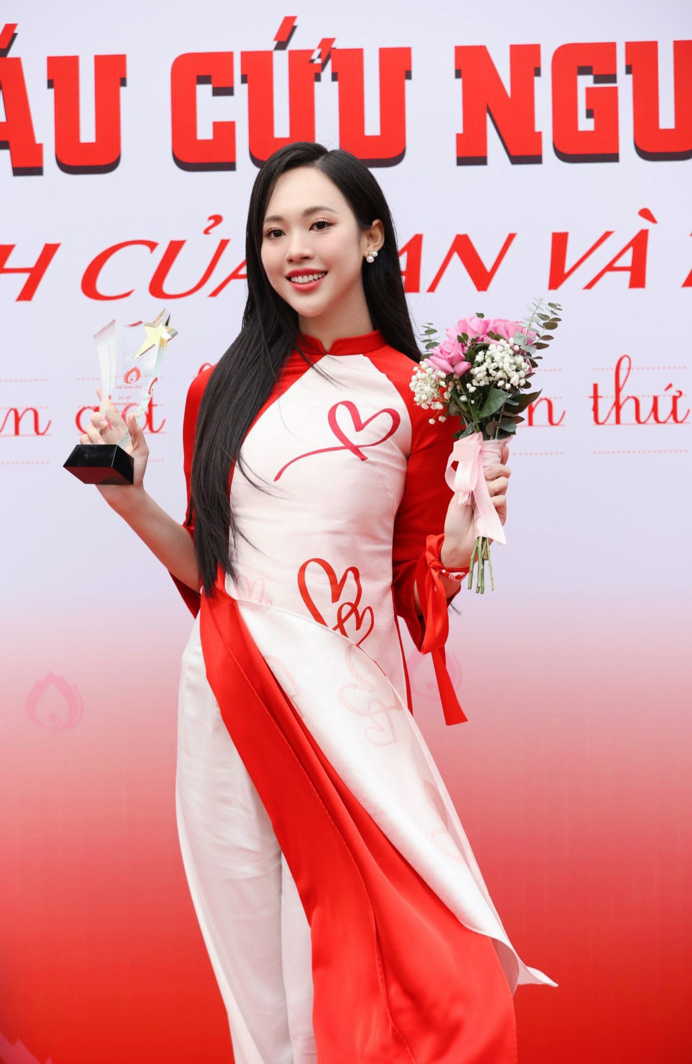 Á hậu Việt Nam 2022 Trịnh Thùy Linh cũng diện bộ áo dài đặc biệt do Hoa hậu Ngọc Hân thiết kế. Họa tiết trên áo dài là những trái tim, tượng trưng cho nghĩa cử hiến máu cao đẹp. Bên cạnh đó là hình ảnh những bàn tay cùng biểu tượng của các nhóm máu được đặt ở vị trí trái tim.