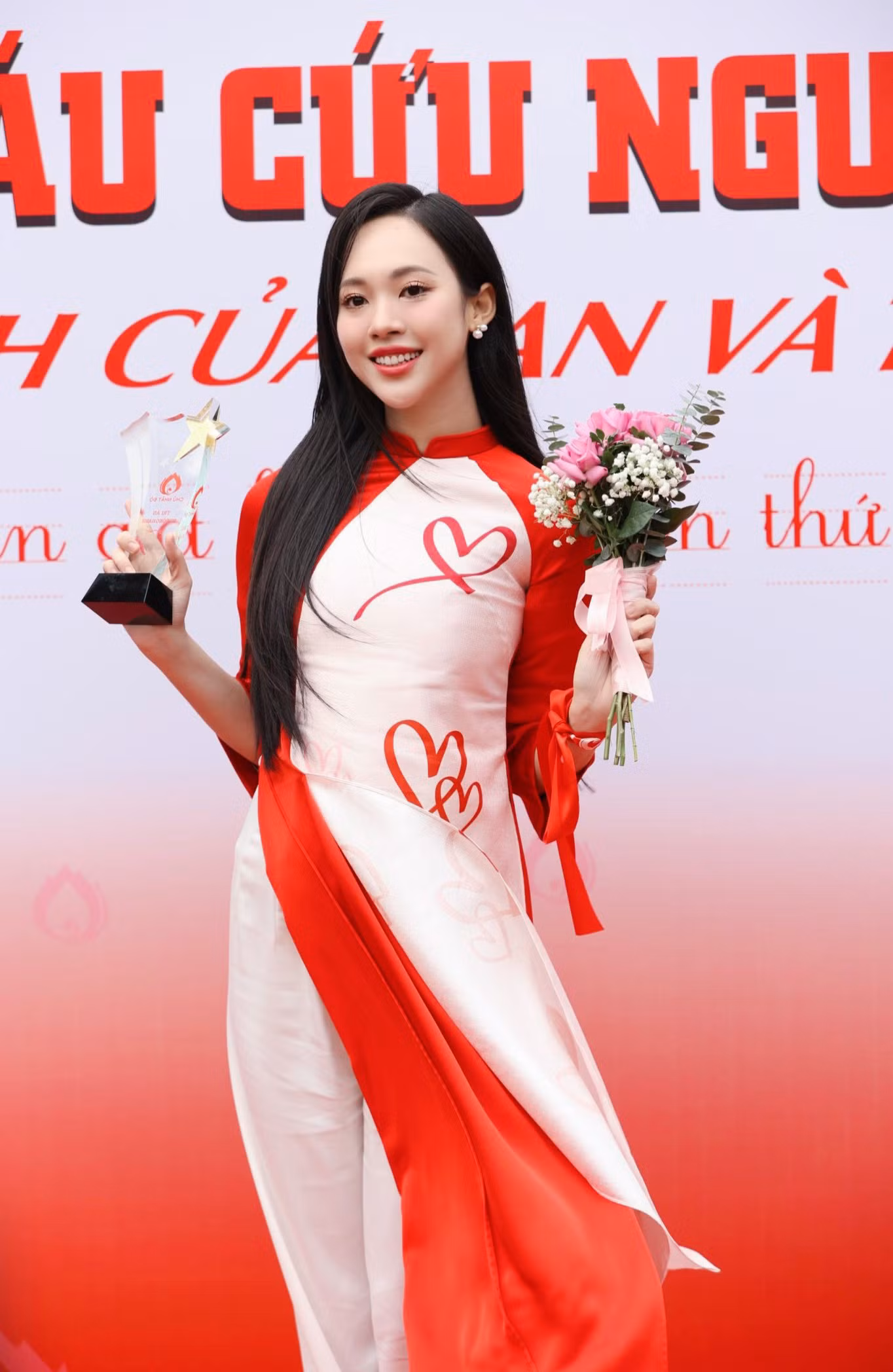 Á hậu Việt Nam 2022 Trịnh Thùy Linh cũng diện bộ áo dài đặc biệt do Hoa hậu Ngọc Hân thiết kế. Họa tiết trên áo dài là những trái tim, tượng trưng cho nghĩa cử hiến máu cao đẹp. Bên cạnh đó là hình ảnh những bàn tay cùng biểu tượng của các nhóm máu được đặt ở vị trí trái tim.