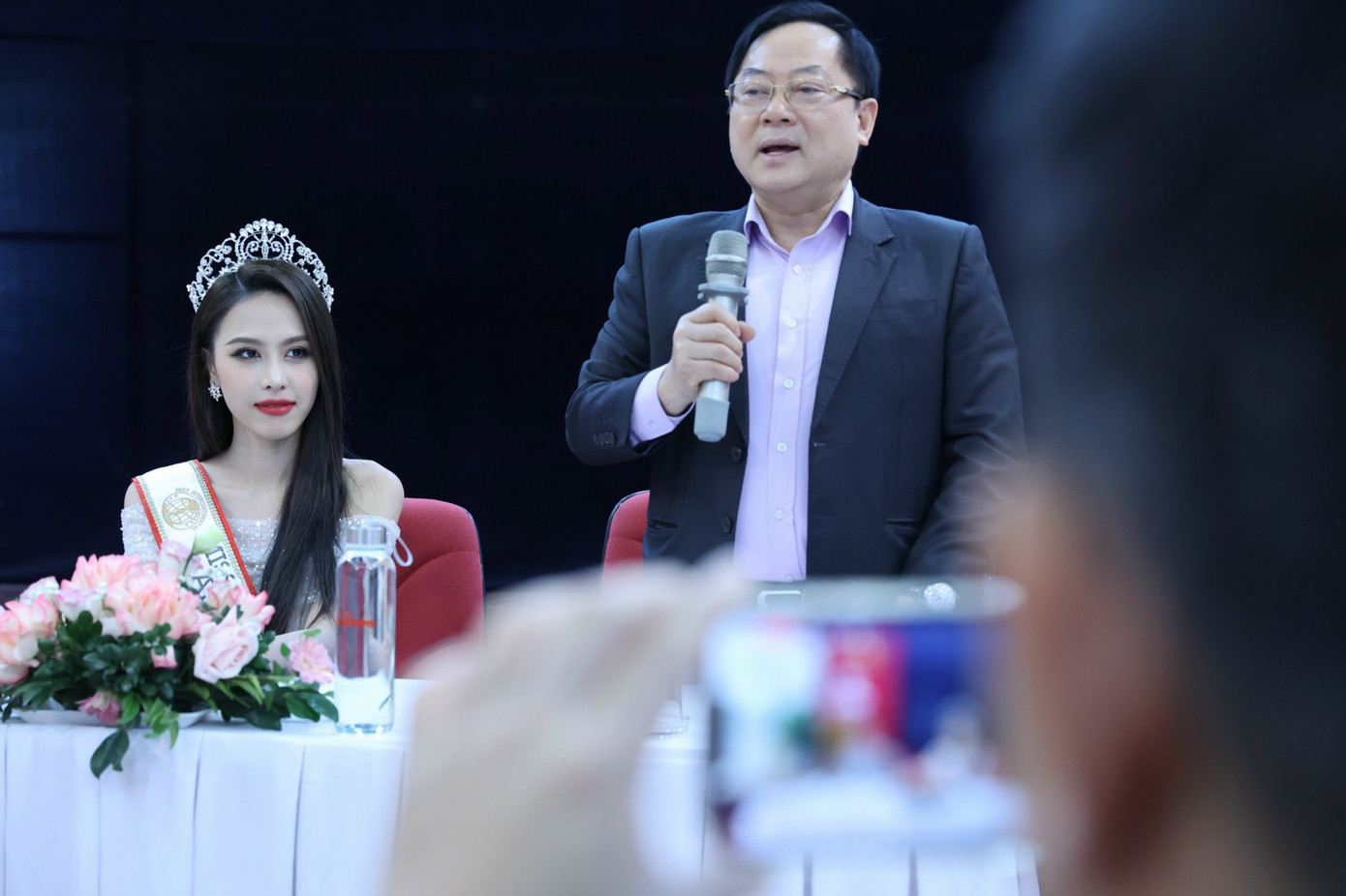 Tại buổi giao lưu, nhà báo Lê Xuân Sơn - Tổng Biên tập báo Tiền Phong, Trưởng Ban tổ chức cuộc thi Hoa hậu Việt Nam 2022 và Nhà thơ Hữu Việt - Trưởng ban giám khảo cuộc thi Miss World Vietnam 2022 đã có những chia sẻ về quá trình trưởng thành của Ngọc Hằng sau những cuộc thi sắc đẹp. Nhà báo Lê Xuân Sơn nhận xét Ngọc Hằng là cô gái mảnh mai nhưng có tinh thần, bản lĩnh vững vàng và biết cách làm mình nổi bật. Trong khi đó, nhà thơ Hữu Việt ấn tượng với nghị lực vươn lên để hoàn thiện bản thân của Ngọc Hằng sau 3 lần thi nhan sắc.