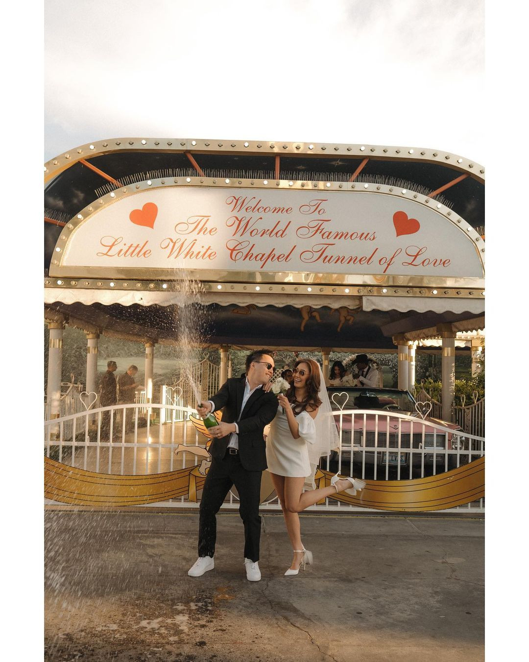 Chồng của người đẹp cũng được khen ngợi tài giỏi. Sau khi hoàn thành bằng cử nhân Kỹ thuật điện tại Đại học Melbourne, Guntapon Mahanonda tiếp tục lấy bằng Thạc sĩ Khoa học Kỹ thuật và Tài chính tại Anh.