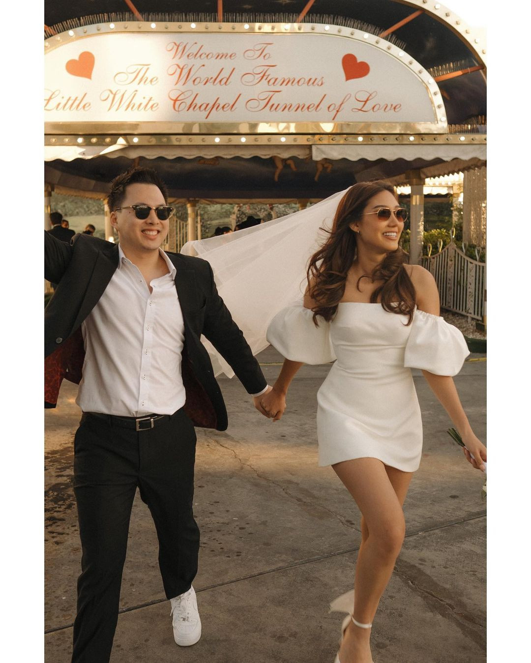 Chồng của người đẹp cũng được khen ngợi tài giỏi. Sau khi hoàn thành bằng cử nhân Kỹ thuật điện tại Đại học Melbourne, Guntapon Mahanonda tiếp tục lấy bằng Thạc sĩ Khoa học Kỹ thuật và Tài chính tại Anh.