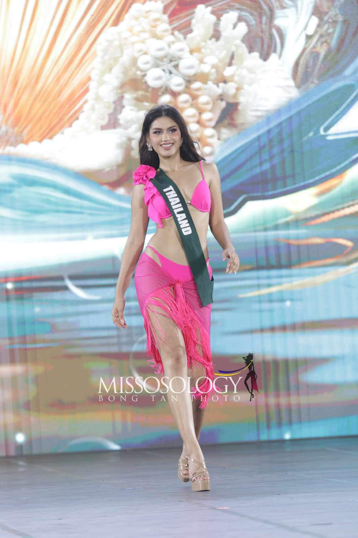 Người đẹp Thái Lan gây ấn tượng với chiều cao nổi trội và hình thể đầy đặn. Cô giành giải Miss Earth Fire - Hoa hậu Lửa.