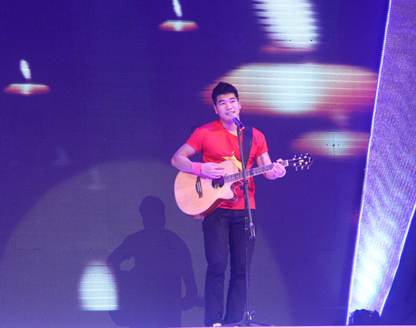 Một số tiết mục văn nghệ góp thêm không khí sôi động cho buổi lễ vinh danh người trẻ. Trong ảnh là tiết mục của Tạ Quang Thắng với bài hát 