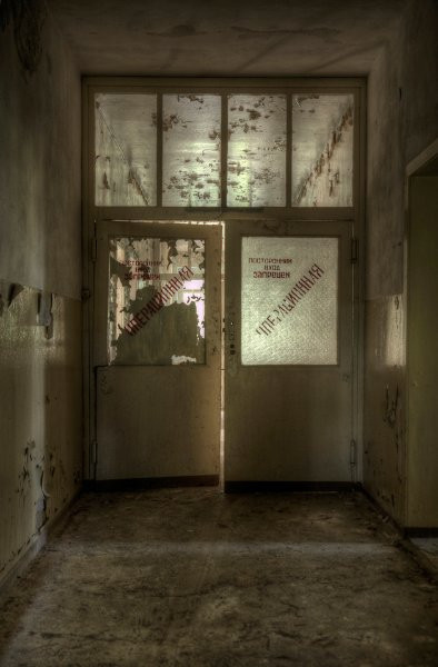 Cánh cửa của một cơ sở y tế nằm trong căn cứ của quân đội Xô Viết
