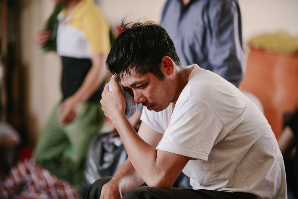 Nên nghỉ ngơi định kỳ sau khoảng 45 phút hay 1 tiếng làm việc liên tục ở nơi nắng nóng, nghỉ ngơi ở nơi thoáng mát từ 10 - 15 phút. Nên nghỉ ngơi định kỳ sau khoảng 45 phút hay 1 tiếng làm việc liên tục ở nơi nắng nóng, nghỉ ngơi ở nơi thoáng mát từ 10 - 15 phút.