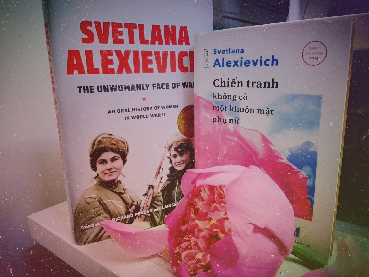 Chiến tranh không có một khuôn mặt phụ nữ đem về cho Svetlana Alexievich giải Nobel văn chương năm 2015. Chiến tranh không có một khuôn mặt phụ nữ đem về cho Svetlana Alexievich giải Nobel văn chương năm 2015.