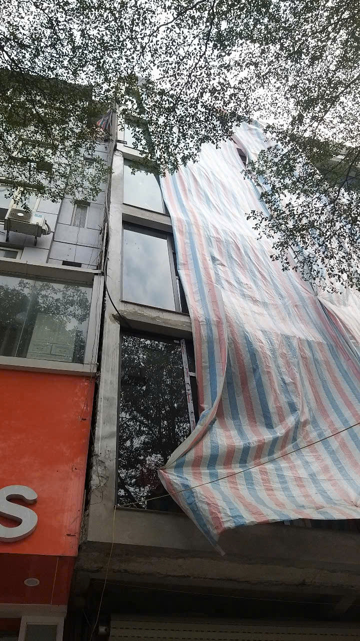 Nhà cao tầng không phép được xây dựng tại 450 Xã Đàn