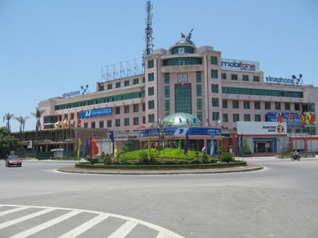 Trung tâm TP Vinh, ngày thường nhộn nhịp nhưng vì nắng nóng đã vắng người qua lại.