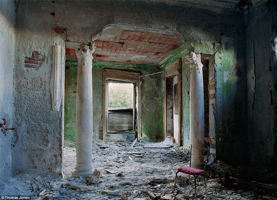  Các bức tường ở góc biệt thự này đã sụp đổ gần hết