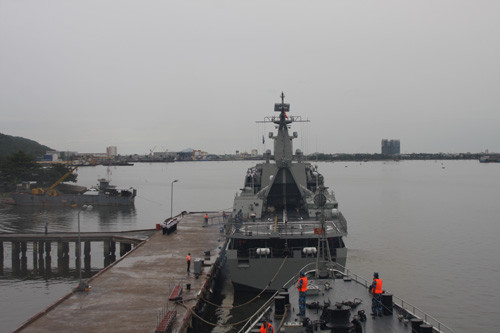 Tàu Lý Thái Tổ (HQ-012) thực hiện nghi thức chào cảng và rời cảng. Tàu Lý Thái Tổ (HQ-012) thực hiện nghi thức chào cảng và rời cảng