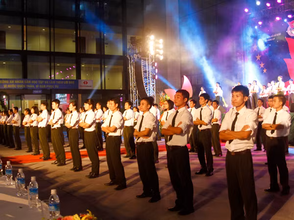 Mở màn đêm thi là màn nhảy dân vũ của 200 học viên Học viện An ninh