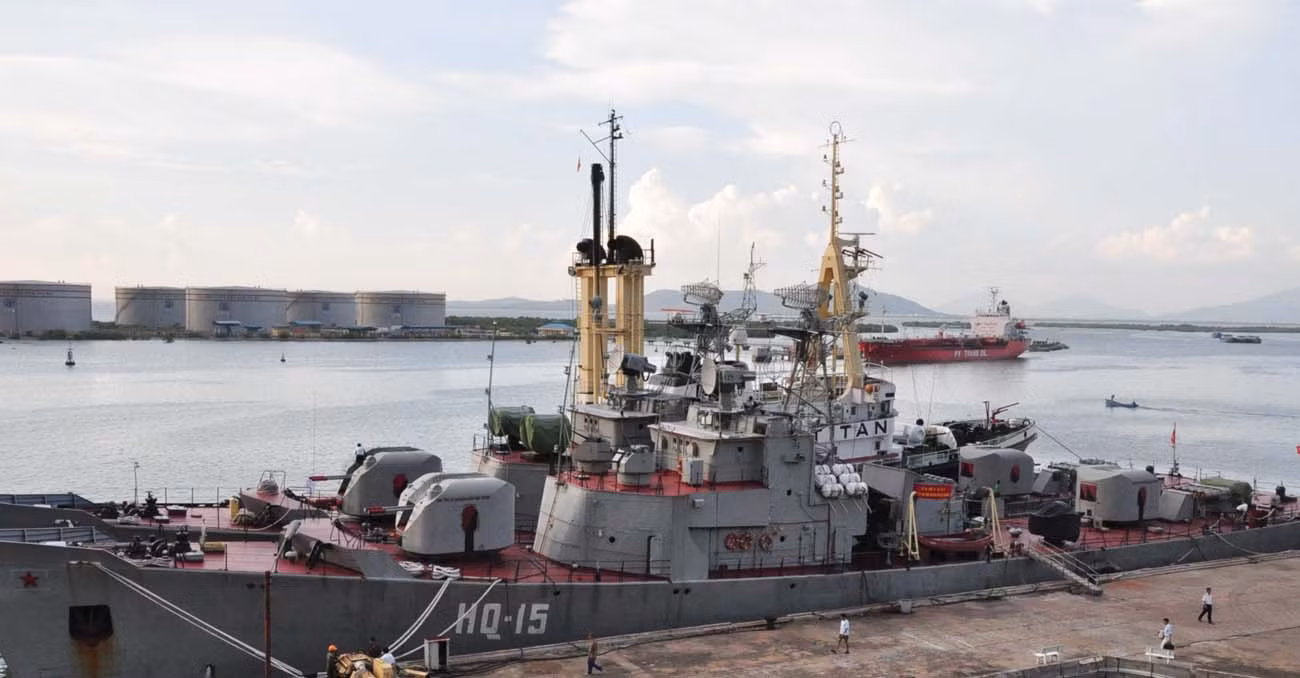 Tàu chiến nhìn từ trên cao