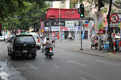 Cấm rẽ trái theo giờ ở giao lộ Võ Văn Tần - CMT8 trong khi làn đường bên trái dành cho xe 4 bánh vẽ cho phép rẽ trái, đi thẳng đánh đố tài xế. Ảnh: Lê Quang