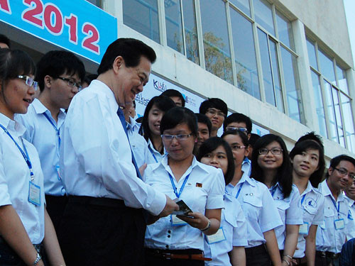 Thủ tướng gặp gỡ và trò chuyện với các sinh viên ưu tú ĐH Quốc gia TP.HCM. Ảnh: TNO