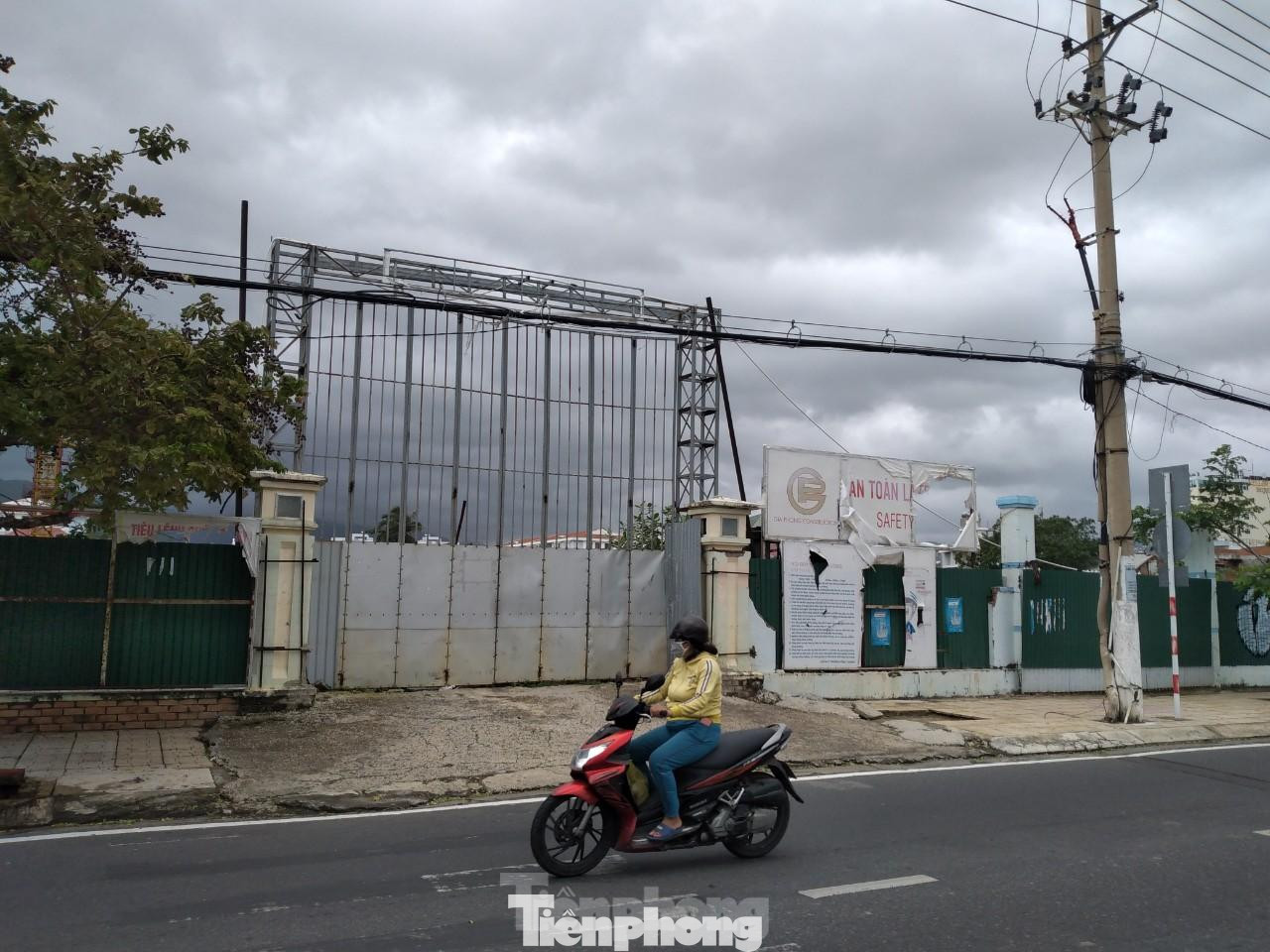 Dự án Nha Trang Golden Gate nằm tại mặt đường Trần Phú - Nha Trang. Ảnh LỮ HỒ. Dự án Nha Trang Golden Gate nằm tại mặt đường Trần Phú - Nha Trang. Ảnh LỮ HỒ.