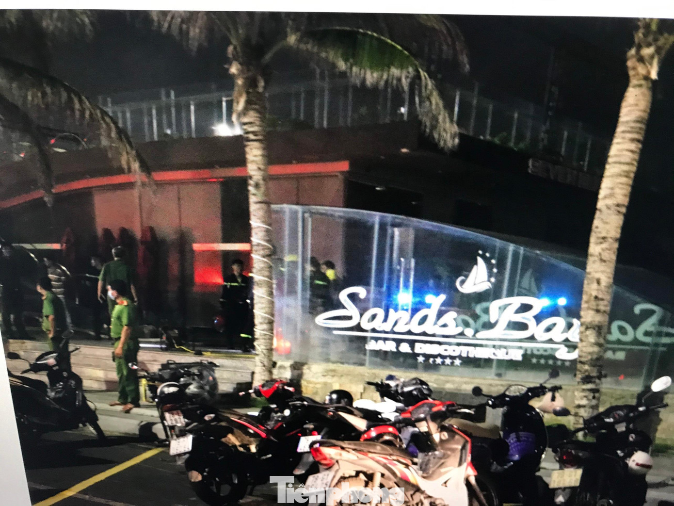 Lực lượng công an đã có mặt tại hiện trường để chữa cháy. Ảnh L.H Lực lượng công an đã có mặt tại hiện trường để chữa cháy. Ảnh L.H