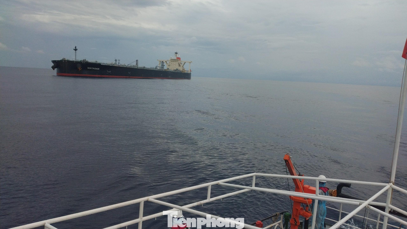 Tàu Trung tâm tiếp cận tàu chở dầu Panama có thuyền viên bị nạn. Ảnh CTV.