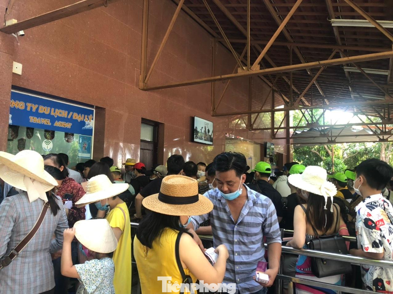 Rất đông du khách mua vé đi cáp treo tham quan khu du lịch Vinpearl - Nha Trang. Ảnh P.C.S