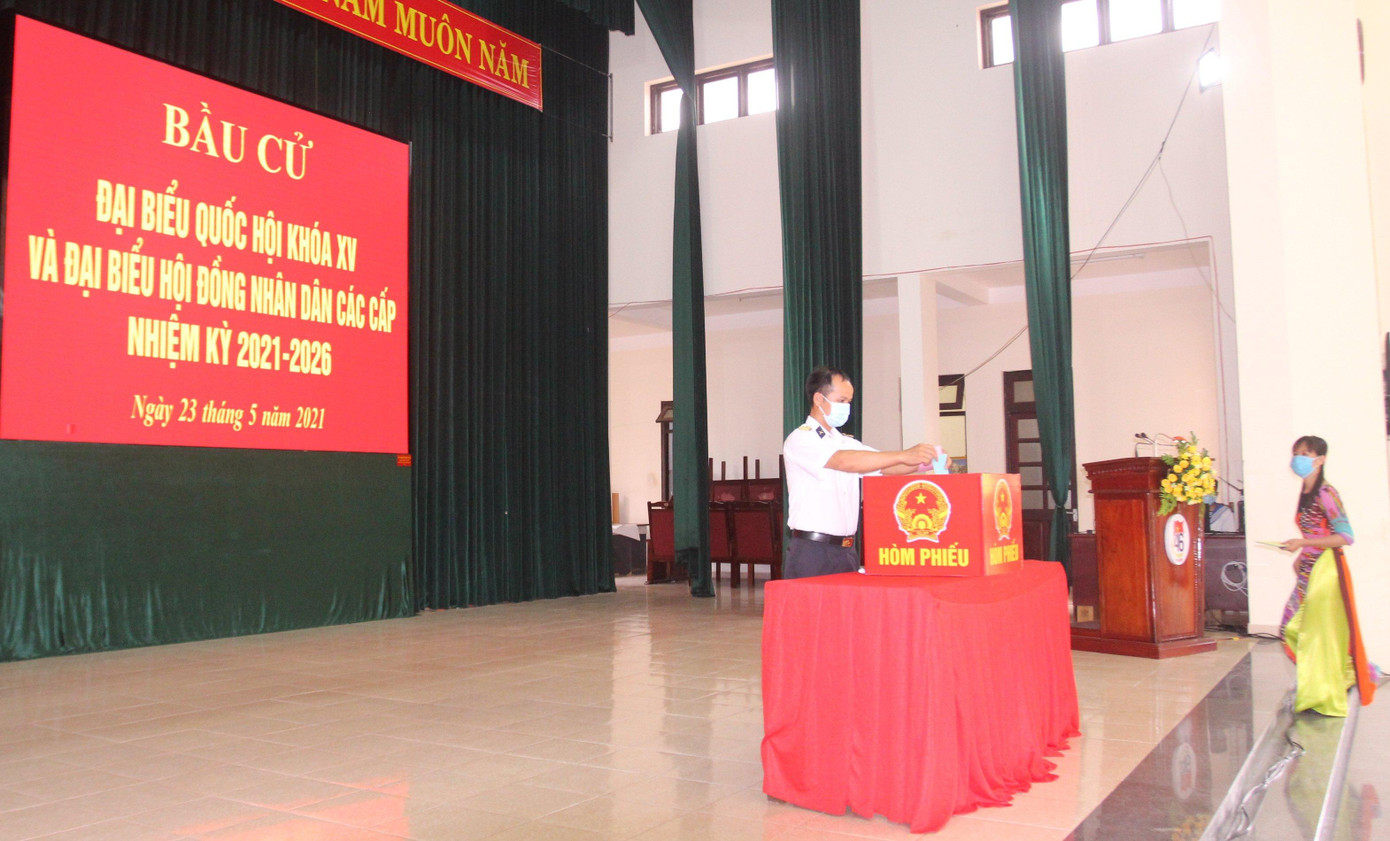 Cử tri bỏ phiếu tại khu vực bỏ phiếu số 1, huyện đảo Trường Sa. Ảnh C.H