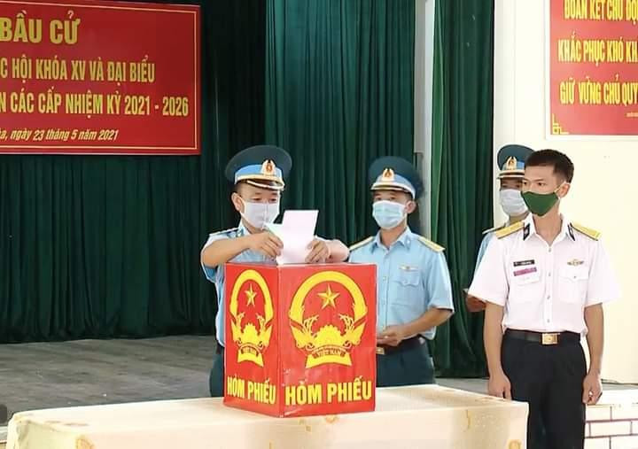 Cử tri thị trấn Trường Sa bỏ phiếu bầu đại biểu Quốc hội và HĐND các cấp. Ảnh CTV