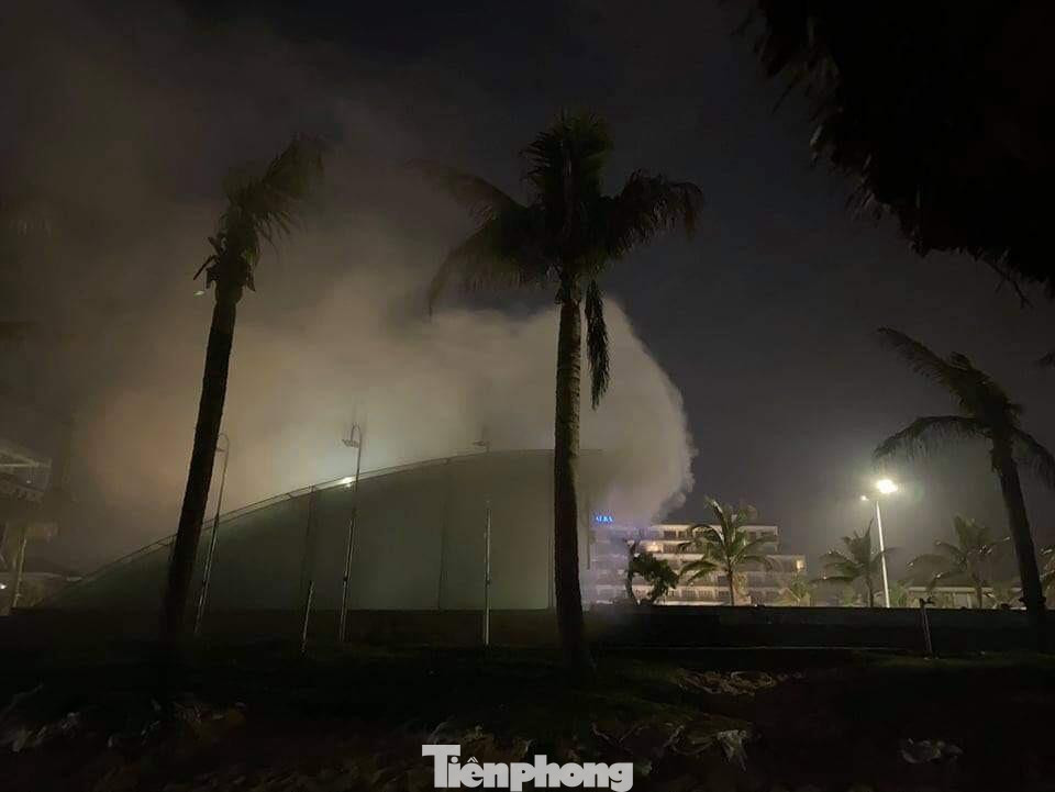 Khói vẫn đang bốc lên nghi ngút tại quán bar Sands Bay. Ảnh L.H Khói vẫn đang bốc lên nghi ngút tại quán bar Sands Bay. Ảnh L.H