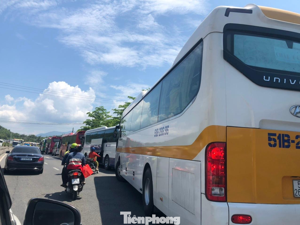 Kẹt xe cục bộ tại một số tuyến đường lớn TP Nha Trang. Ảnh P.C.S