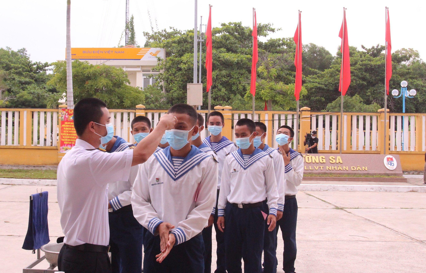 Kiểm tra thân nhiệt cho các cử tri huyện đảo Trường Sa tại Vùng 4 - Hải quân. Ảnh C.H