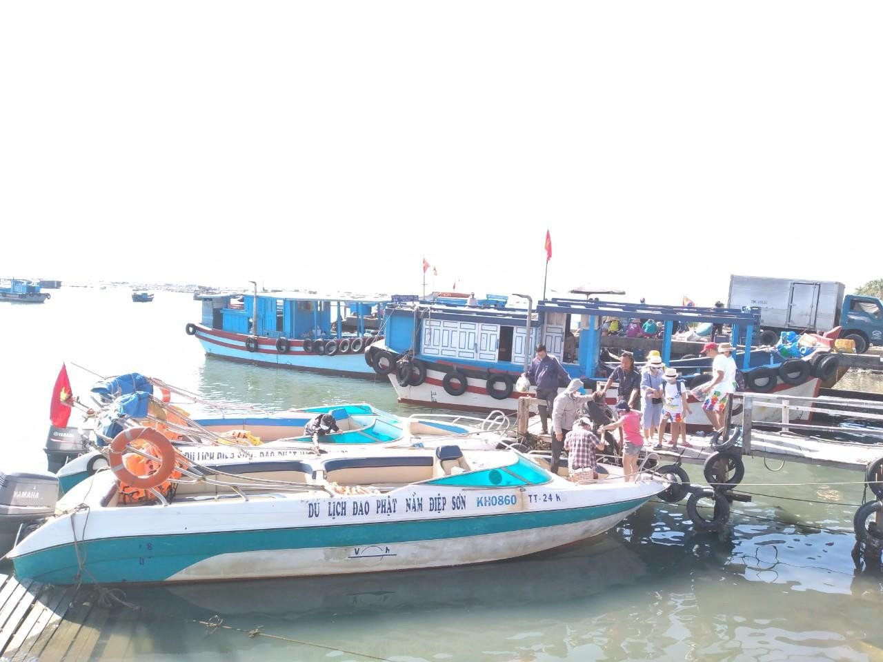 Du khách tham quan đảo Hòn Tre (ảnh trên) và đảo Phật Nằm Điệp Sơn - Khánh Hoà. Ảnh L.H