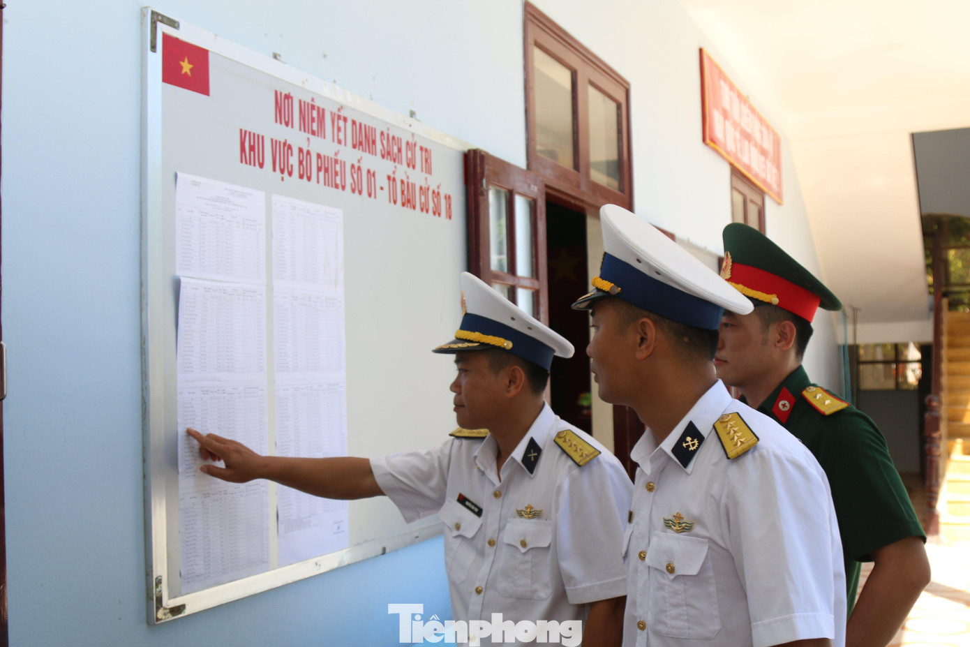 Cán bộ, chiến sĩ đảo Sơn Ca - quần đảo Trường Sa xem thông tin bầu cử. Ảnh L.H