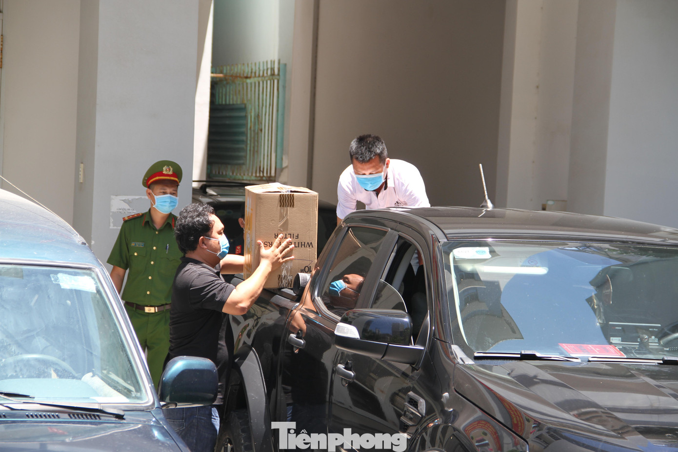 Công an Khánh Hoà khám xét và thu giữ tài liệu vụ án tại Sở TN&amp;MT Khánh Hoà. Ảnh L.H